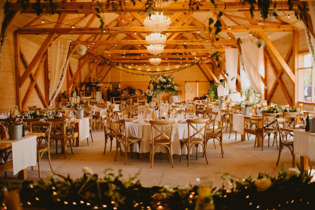 Wnętrze rustykalnej sali weselnej i na imprezy - Spichlerz Wąsowo