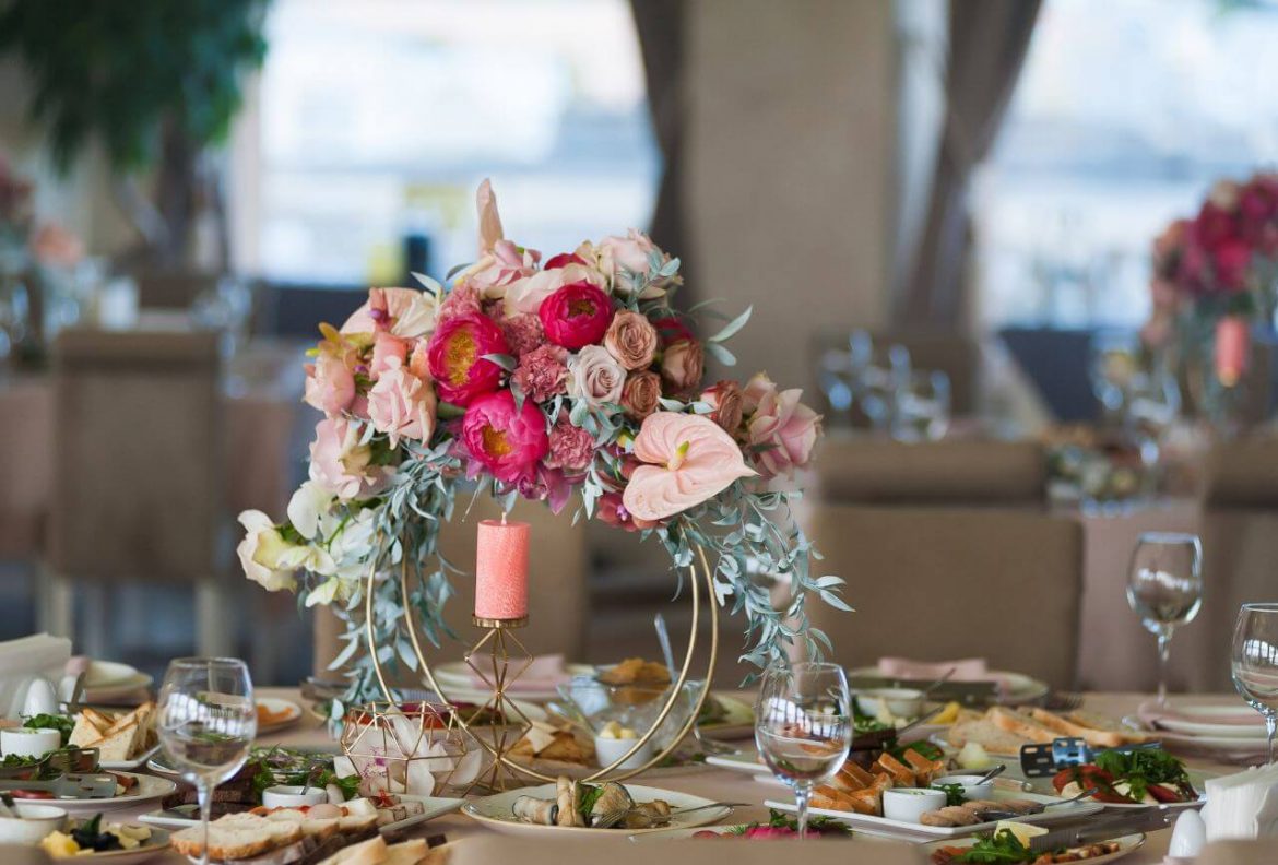 trendy weselne 2025 dekoracje sali styl